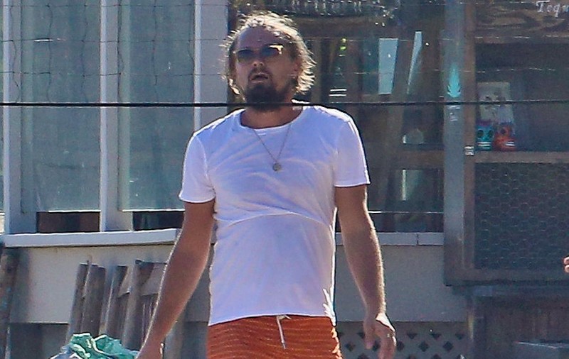 IMAGINILE GROAZEI! LEONARDO DICAPRIO, GRAS, NERAS ŞI CU PLETE! În ce HAL A AJUNS SĂ ARATE! 