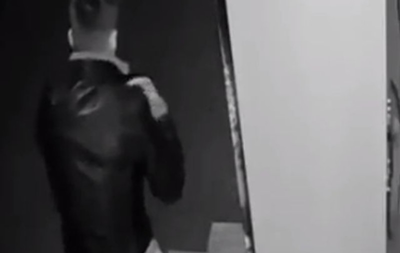 Adolescent din judeţul Vaslui, filmat când fură banii dintr-un aparat de cafea. Ce gest a făcut când a văzut camerele de supraveghere | VIDEO
