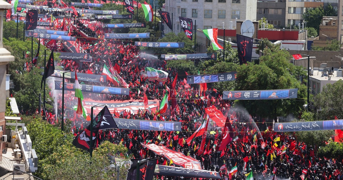 Mashhad, 9 iulie 2026. Persoane îndoliate mărșăluiesc cu steaguri și pancarte în timpul procesiunii funerare a lui Ali Khamenei Foto: Profimedia