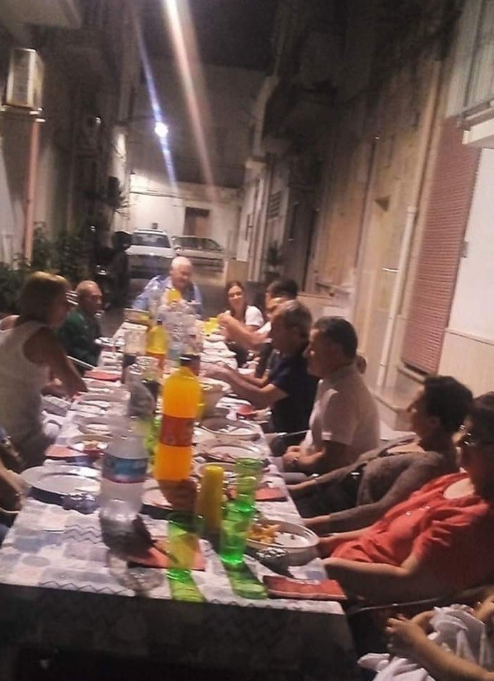 Pe strada Mammacara se închide circulația pentru mesele extinse ale româncei Angela Irimia