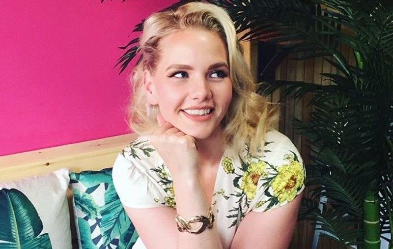 FOTO | Un model XXL a murit la 30 de ani după ce a pierdut lupta cu cancerul ovarian
