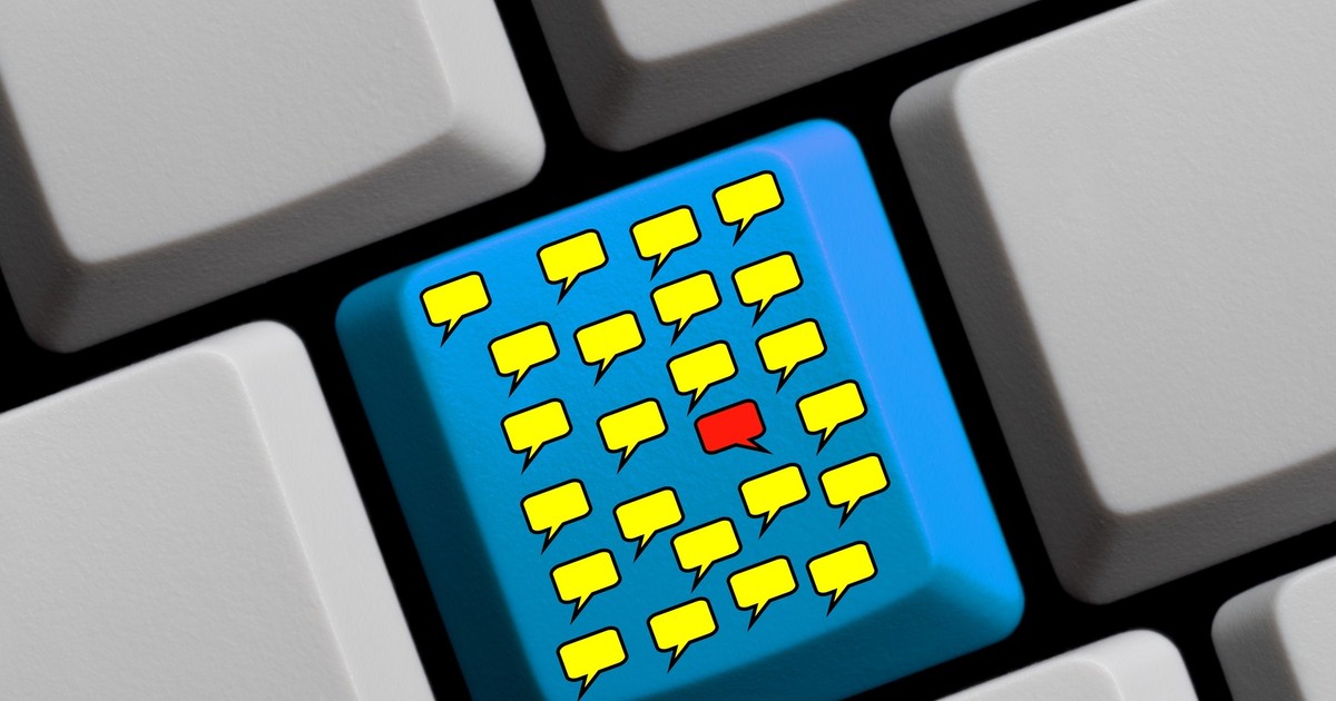Imagine cu o tastă albastră de pe o tastatură. Aceasta conține mai multe bule de dialog galbene și una roșie
