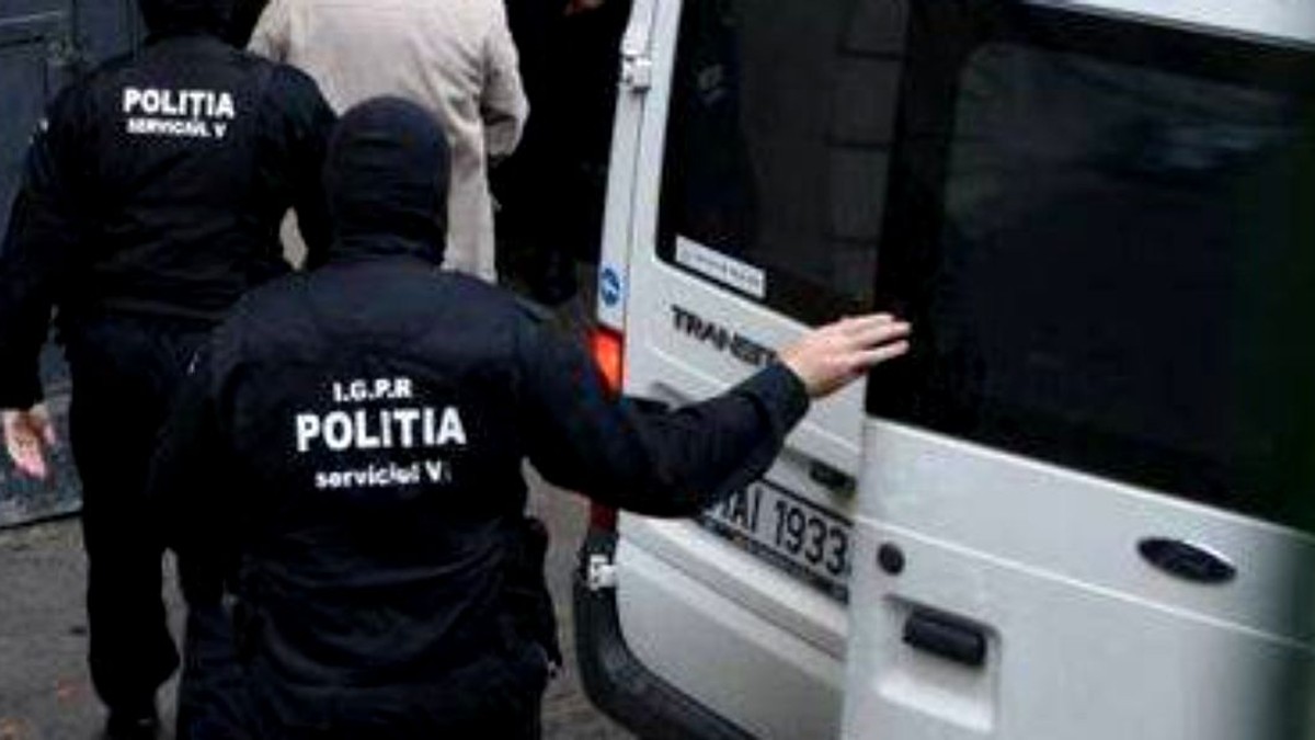 Extremiștii de la HVIM condamnați definitiv la câte 5 ani de închisoare, ridicați de polițiști de la locuințele lor