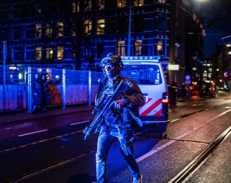 Cel puțin o persoană a fost luată ostatică în Amsterdam de un bărbat înarmat, anunță Poliția locală