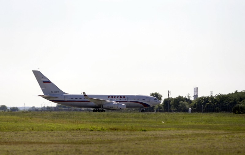 Avionul trimis de Rusia să repatrieze diplomații refuzați de MAE a plecat cu o întârziere de 6 ore de pe Otopeni. Care a fost motivul