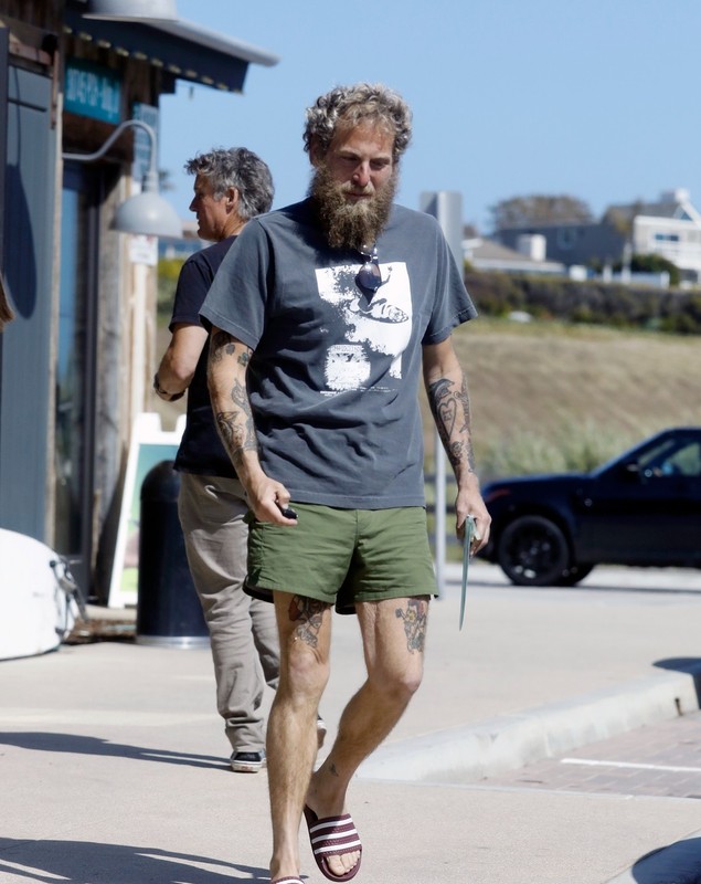 Jonah Hill a ajuns de nerecunoscut. A fost fotografiat în pantaloni scurți și nebărbierit de luni bune, după ce a slăbit colosal