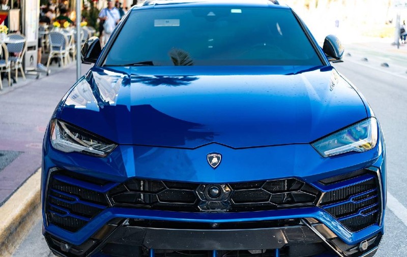 Cum pot cumpăra românii Lamborghini și Ferrari de la ANAF și ce taxe plătesc