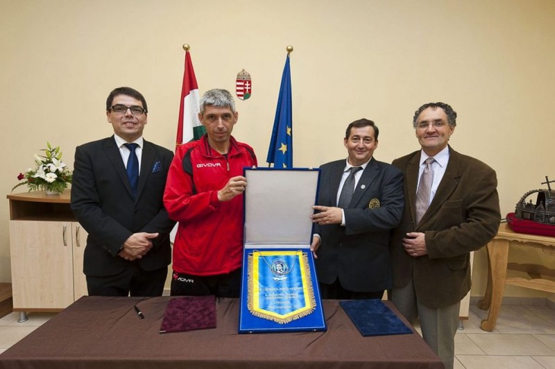 2012, momentul încheierii parteneriatul cu Academia Ferenc Puskas din Ungaria, care a consfințit înființarea Academiei Ținutului Secuiesc. Foto: fkcsikszereda.ro