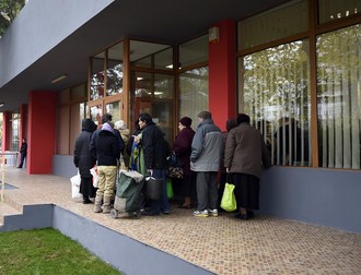 Coadă la cantina socială, pentru o masă caldă. Foto: Agerpres