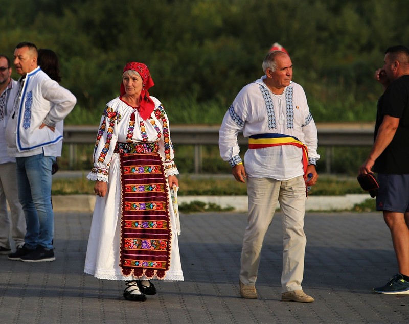 FOTO. Nunta lui George Simion, văzută de la fața locului. Câteva sute de oameni au rezistat în fața scenei, petrecerea a continuat până la 7 dimineața