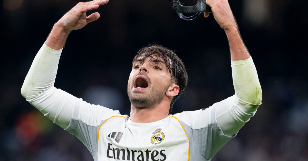 Fotbalistul Raul Asencio, purtând tricoul Real Madrid, pe teren, în timpul unui meci