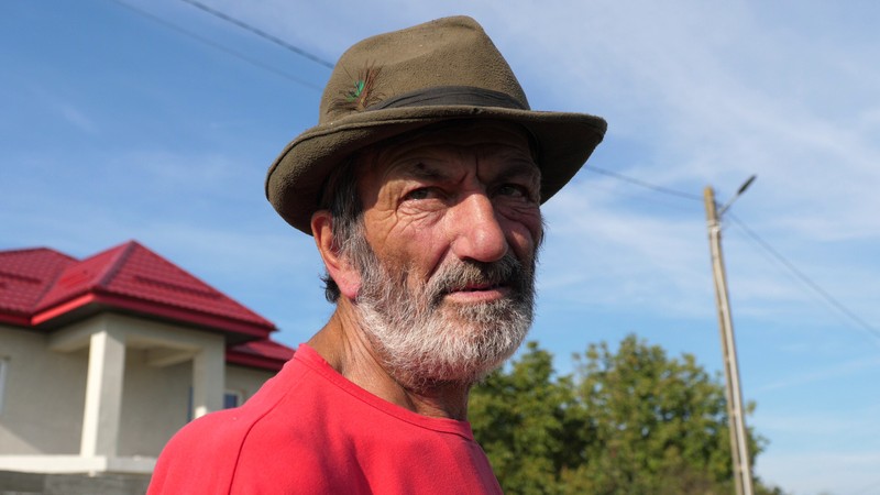 Un alt locuitor din Luica își face autoportretul: „Eu sunt vrednic rău de tot, dar cam le beau”