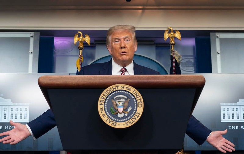 Trump a ales să participe la un eveniment de campanie cu sute de oameni, deși consiliera sa fusese testată pozitiv cu COVID, iar el era persoană contact