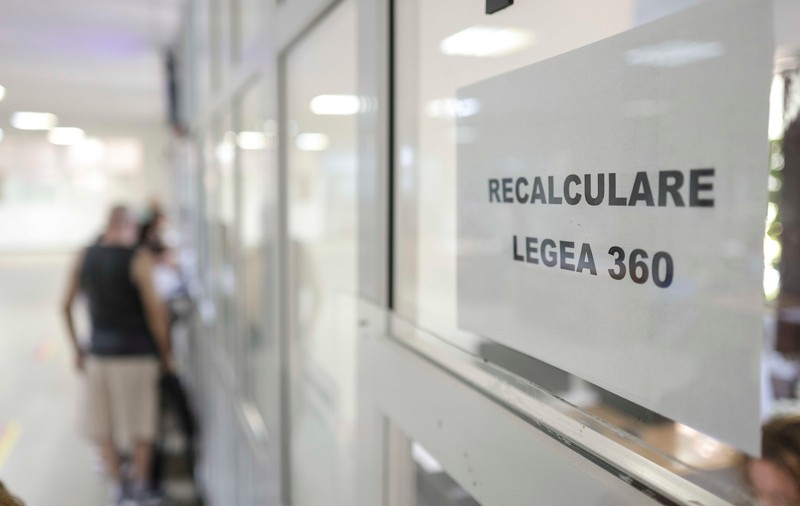 Reacţia unei mame care încasează pensie socială pentru fetița sa cu dizabilități, după recalculare: „Poate trăi un copil bolnav cu un leu?”