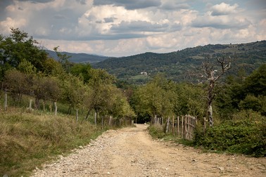 Din Ulmeţelu se văd în zare Olăneştiul şi munții