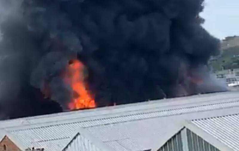VIDEO | Incendiu violent în portul Sussex. Focul a fost generat de o explozie puternică