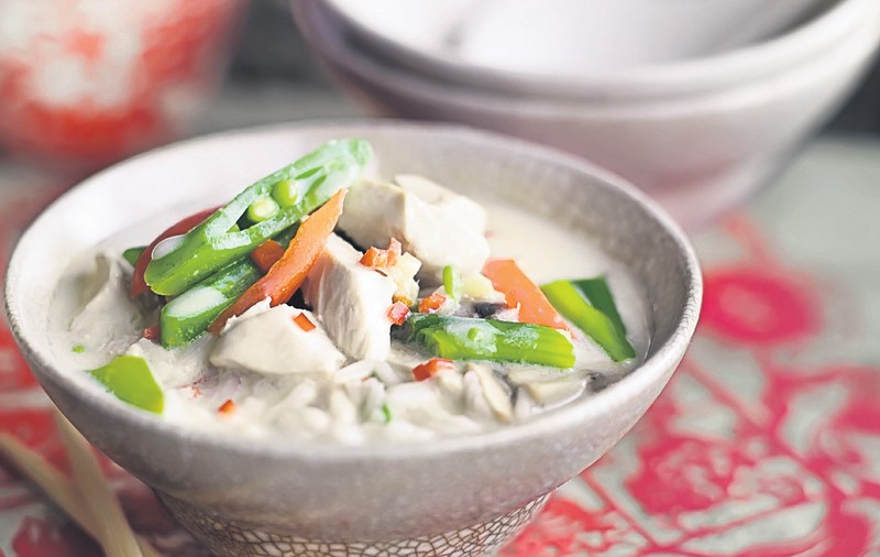 Prepară acasă delicii exotice: supă thailandeză de cocos Tom ka gai şi pui Curry la grătar cu orez şi ardei gras