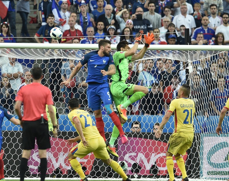 Euro 2016. Imaginile arată că Tătărușanu a fost faultat în săritură de Giroud la primul gol al Franței / GALERIE FOTO și VIDEO