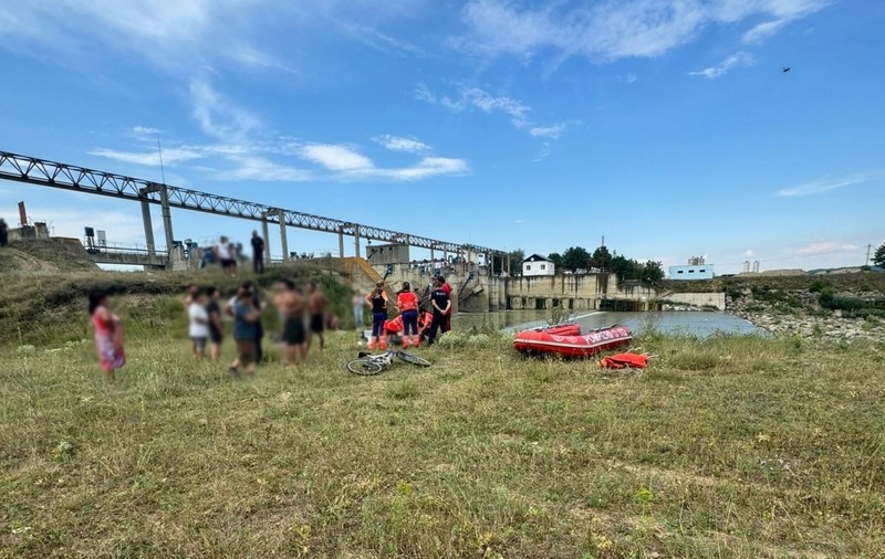 Un copil în vârstă de 14 ani s-a înecat în râul Suceava, în timp ce se afla la scăldat