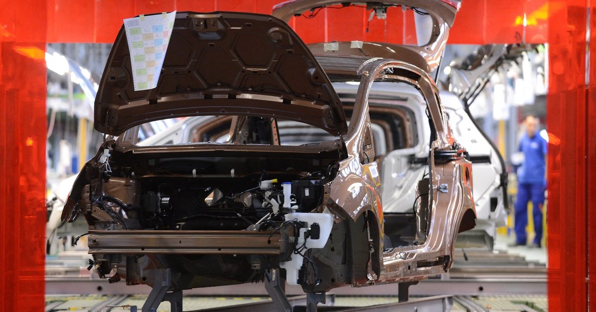 Un angajat lucrează la linia de asamblare a modelului Ford B-Max în fabrica Ford din orașul Craiova