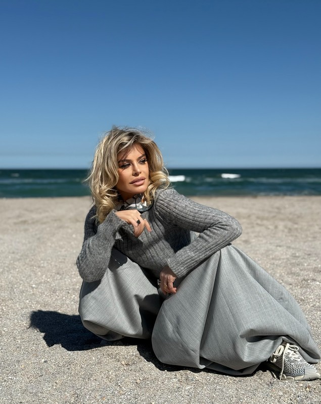 Loredana Groza, în pantaloni-gogoșari la plajă. Apariția cântăreței a fost comentată de fani: „Talentată, sexy și mereu cool”