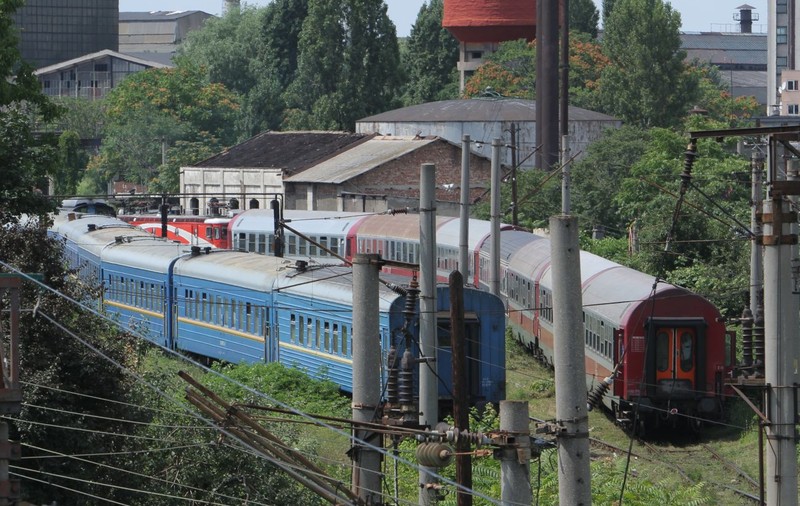 Peste 300 de persoane BLOCATE în trenuri, din cauza FURTUNILOR din ţară. GARNITURILE care vin spre BUCUREŞTI au ÎNTÂRZIERI