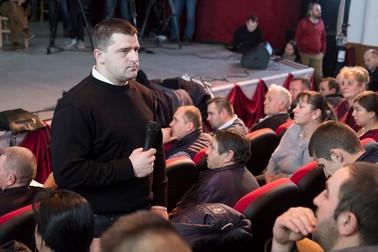 Preotul Bírók Károly participa la adunarea sătească de sâmbăta 1 februarie.