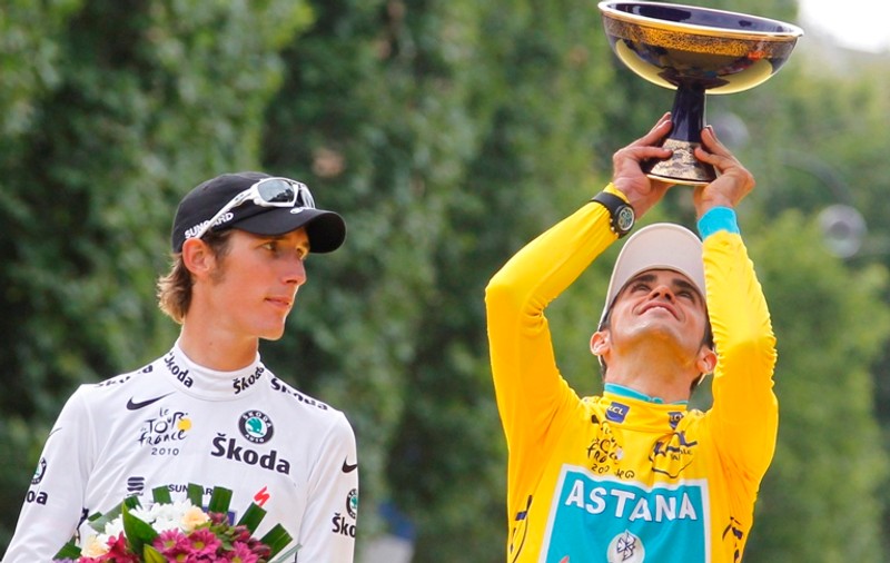 Andy Schleck îl face praf pe Alberto Contador
