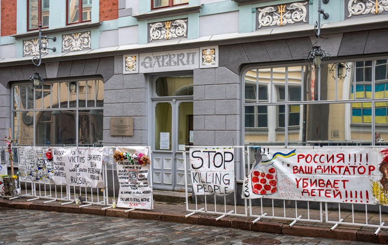 Un jurnalist rus independent a aruncat cu 4 ouă în ambasada Rusiei de la Tallinn. „O astfel de reacţie la agresiunea din Ucraina este firească"