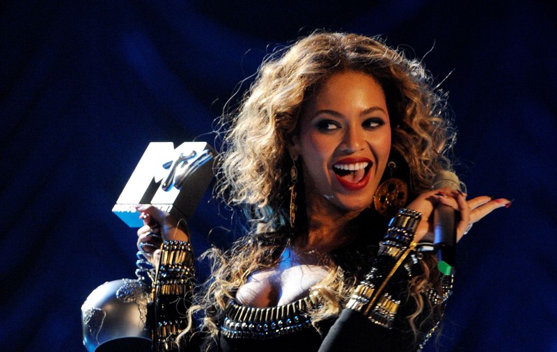 Beyoncé, apariție spectaculoasă la evenimentul de Formula 1, din Las Vegas. Artista a atras toate privirile cu decolteul generos