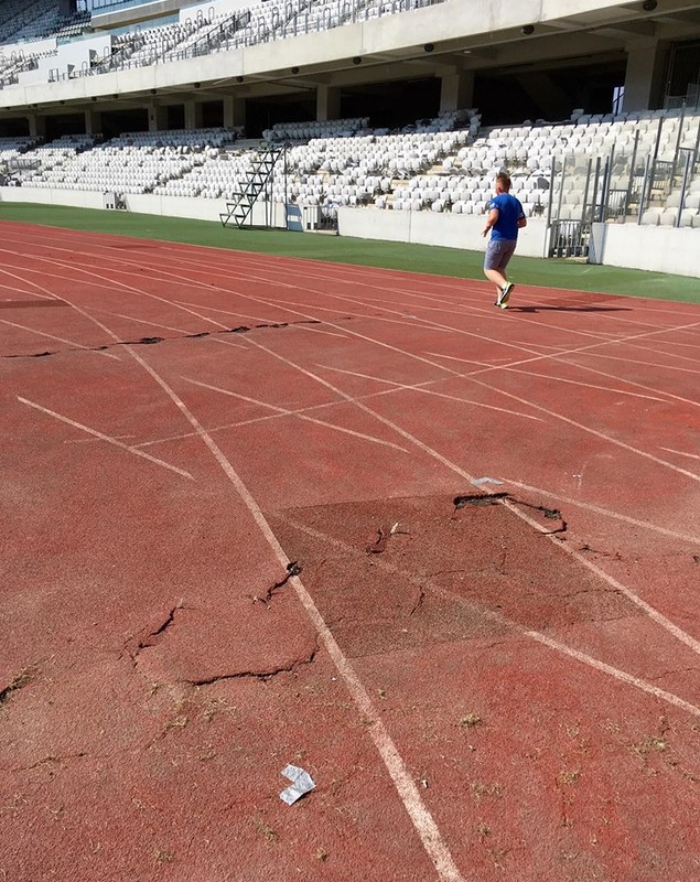Pista stadionului din Cluj, distrusă de concertul UNTOLD. Plus scaune rupte. Replica organizatorilor / GALERIE FOTO