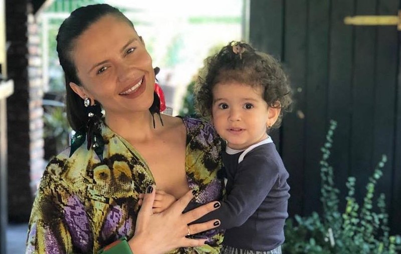 Cristina Șișcanu a stârnit val de critici după ce și-a alăptat fetița în public. Ce i se întâmplă acum. "Nu a mai vrut nicio picătură de lapte de la sân"