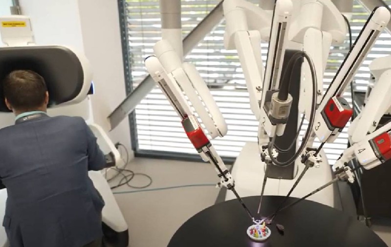 Da Vinci Xi 5, robotul-minune al medicinei moderne, a ajuns și în România