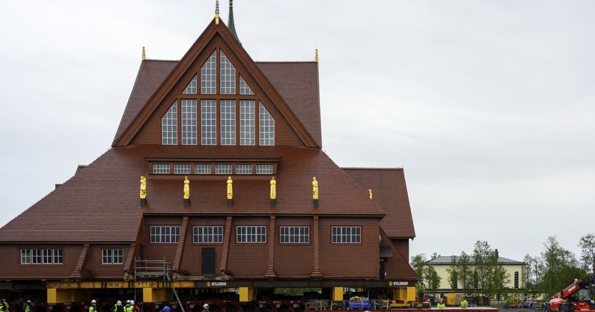 Biserica Kiruna, o biserică luterană suedeză din lemn în stil sami, este mutată de un pe amplasament, în timp ce muncitorii supraveghează această operațiune, august 2025
