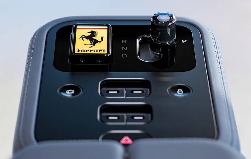 Cum arată interiorul primului Ferrari electric: acesta a fost proiectat de Jony Ive, omul care a „desenat” iPhone-urile vreme de peste un deceniu
