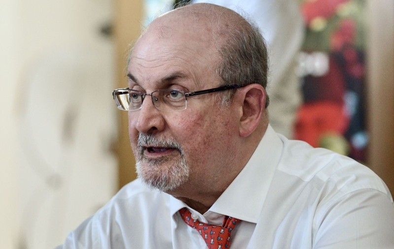 Scriitorul Salman Rushdie, înjunghiat vara trecută la New York, avertizează că libertatea de exprimare este amenințată în Occident