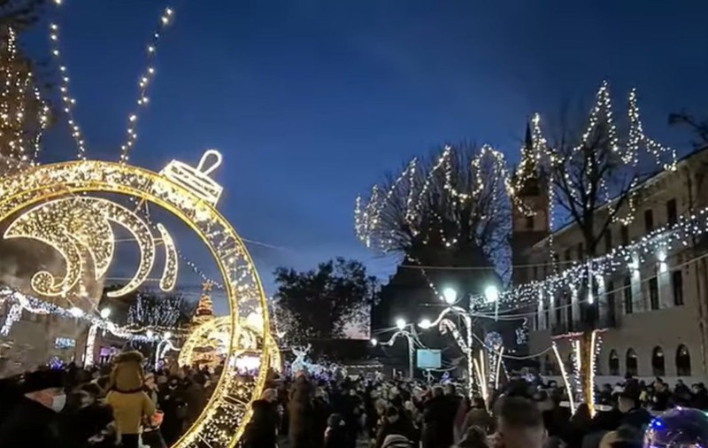 Mii de oameni s-au înghesuit, la Bistriţa, la un concert organizat de primărie