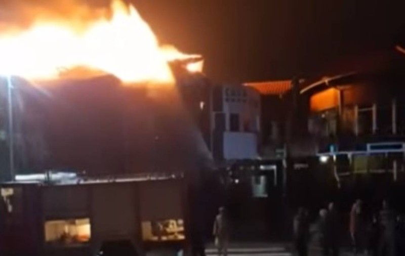 Incendiu la o pensiune din Mahmudia, Tulcea: peste 30 de turiști și 15 angajați se aflau in interiorul unității de cazare