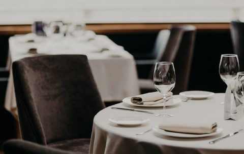 Amendă uriașă de 120.000 de lei în Brăila: patronul unui restaurant, bun de plată pentru că avea trei angajați „la negru”