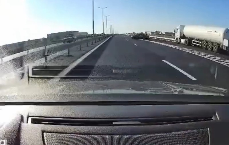 Momentul în care un șofer întoarce mașina în mijlocul autostrăzii A1 București-Pitești și lovește o altă mașină