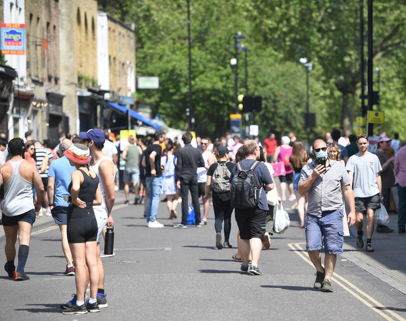 Aglomerație în Londra: britanicii au profitat de cea mai călduroasă zi a anului și au ieșit la plimbare