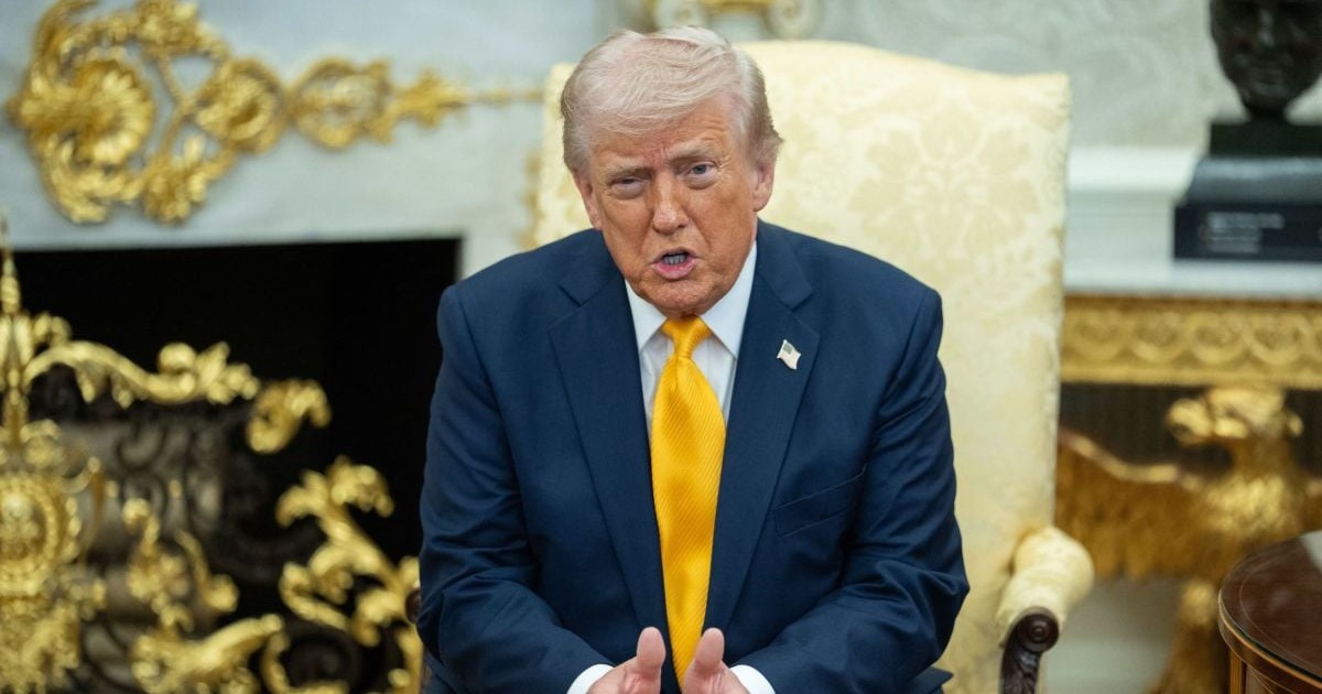 Donald Trump vorbește stând pe un fotoliu, în timpul unei întâlniri bilaterale în Biroul Oval al Casei Albe din Washington, DC, SUA, 19 martie 2026