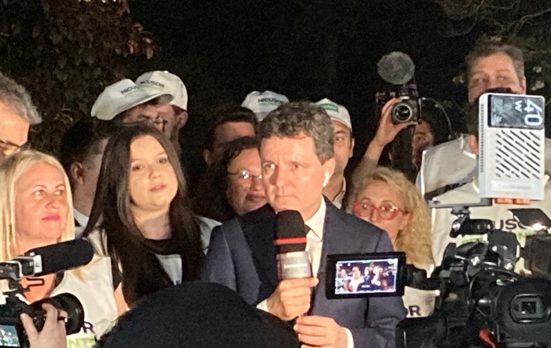Nicușor Dan și susținătorii au așteptat rezultatele intermediare în Parcul Cișmigiu. Candidatul și-a făcut loc spre scena improvizată mai mult împins