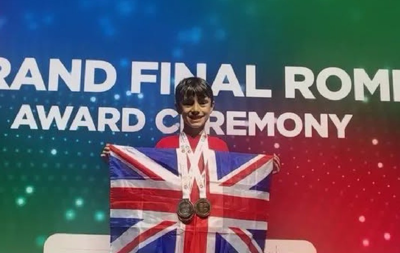 Alex Rusu, un elev de 9 ani, cu părinți români, a adus trei medalii pentru Marea Britanie la Olimpiada Internațională STEM, din Roma