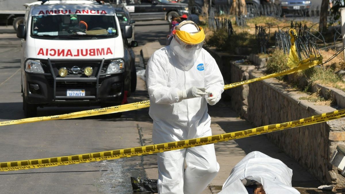 Poliția strâns numeroase cadavre de pe străzile orașelor boliviene FOTO: EPA