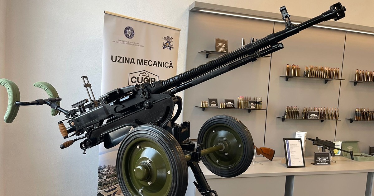 O mitraliera si o vitrina cu munitie pe fundal