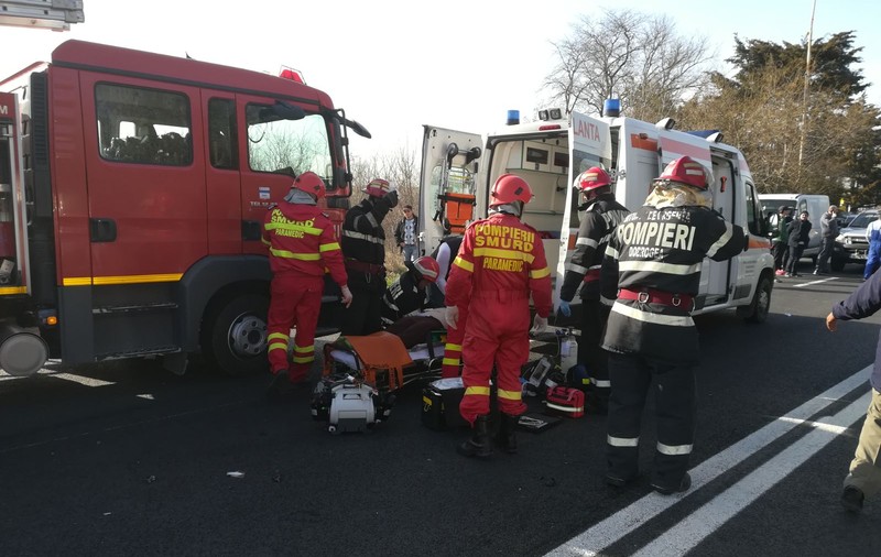 FOTO/ Șase răniți, într-un grav accident petrecut lângă Neptun. La fața locului intervine inclusiv elicopterul SMURD