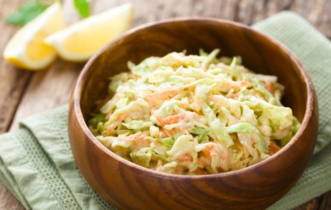 Bol cu salată coleslaw