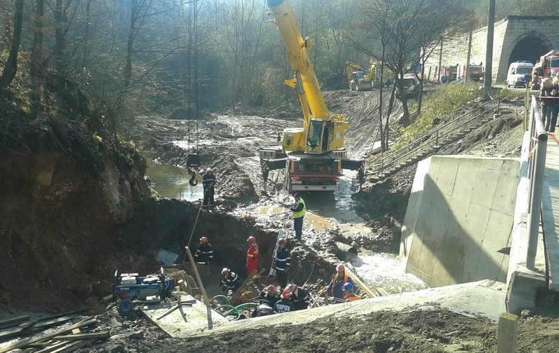 UPDATE: Ceilalți doi muncitori prinși sub un mal de pământ în Hunedoara, scoși morți