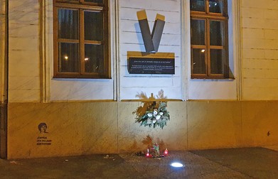 Pe colțul unei clădiri este un mic graffiti: „Jan Hus, Jan Palach, Jan Kuciak”